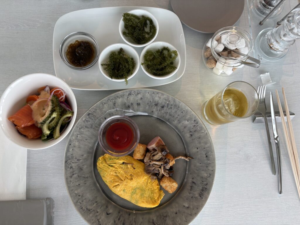 沖縄らしい小皿の朝食とオムレツ