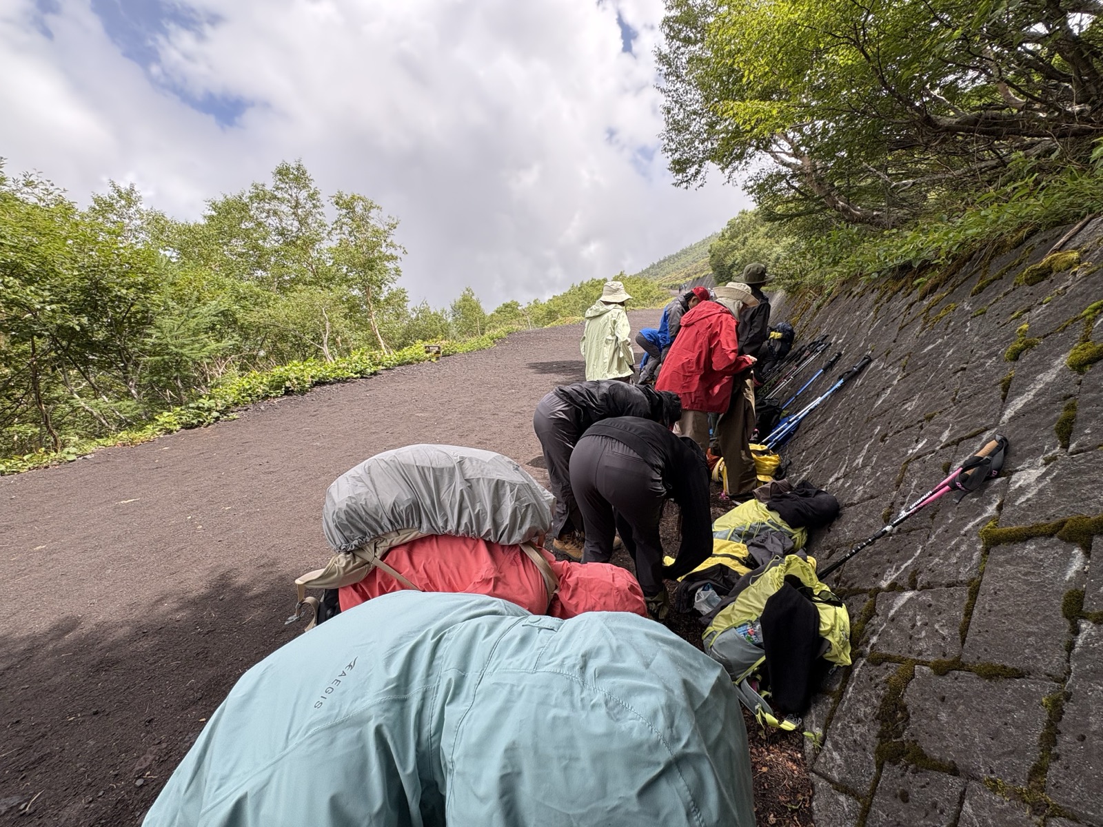 富士山登山中に雨でカッパへ着替える様子