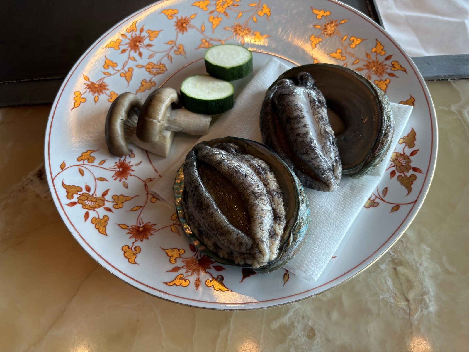 アワビの鉄板焼きに使う活アワビの食材
