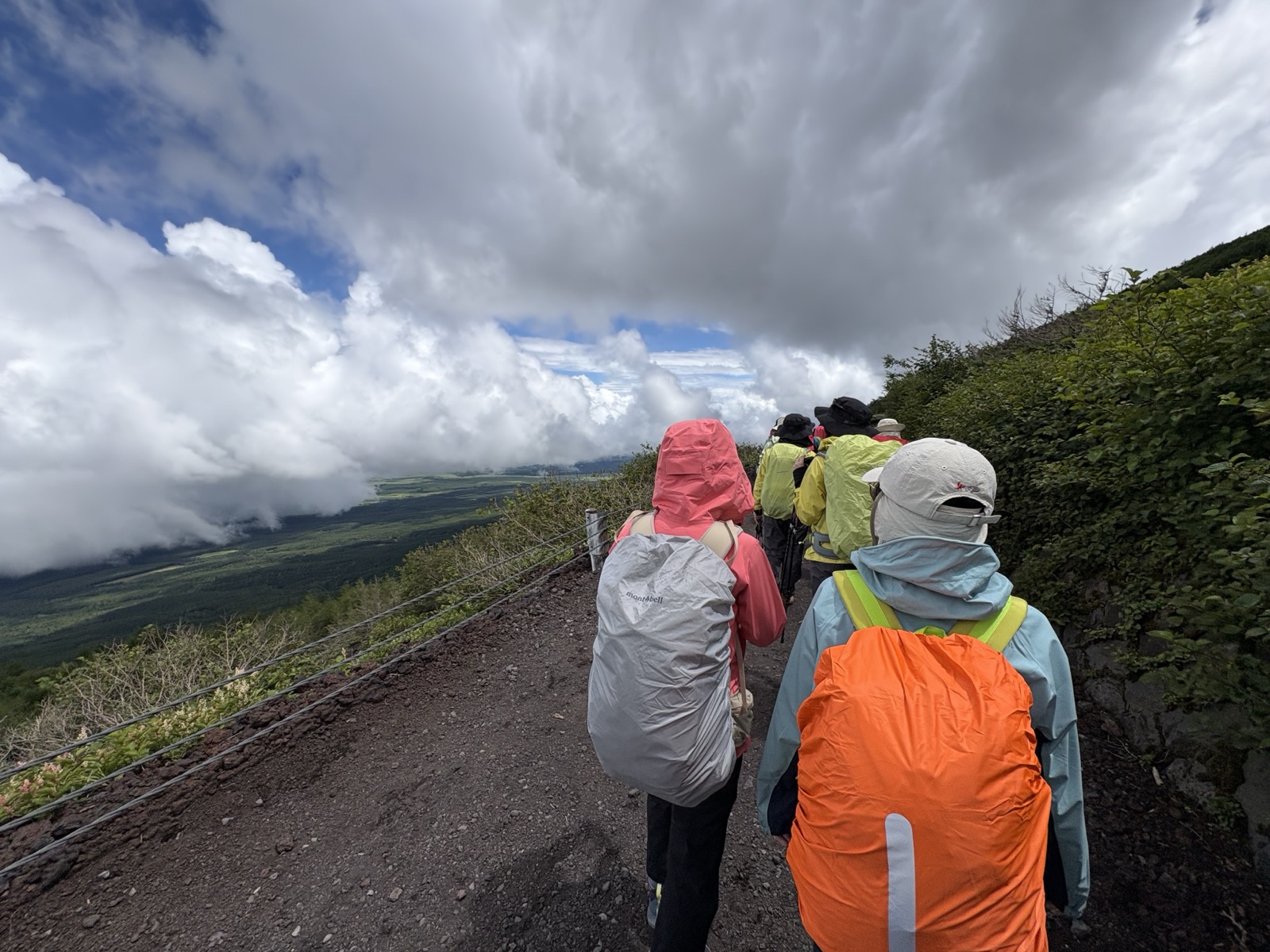 富士山の登山道から見た雲海の眺望