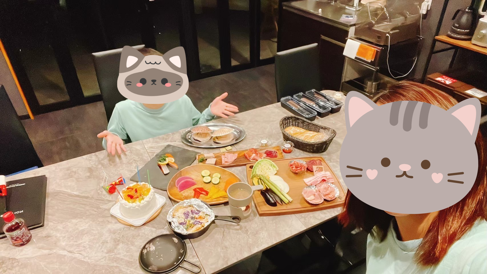 記念日に用意してもらったケーキとBBQの夕食テーブル