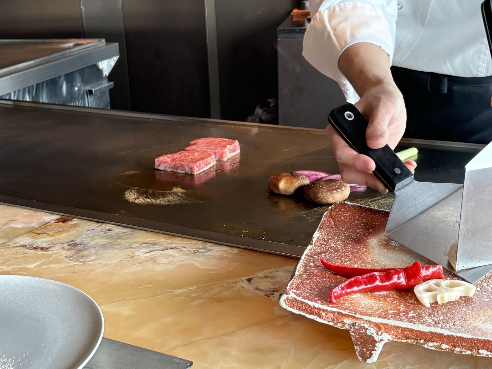 シェフが目の前で黒毛和牛を焼く鉄板焼きの様子