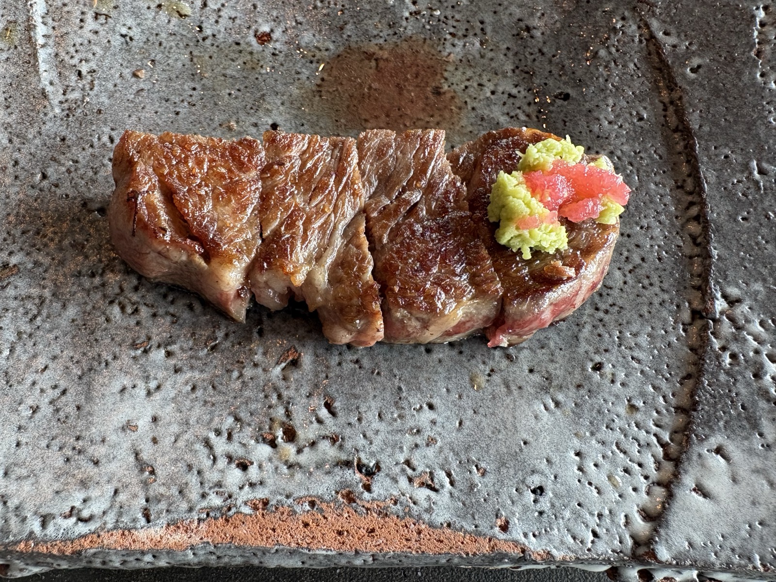 焼き上がった黒毛和牛ロースの鉄板焼き