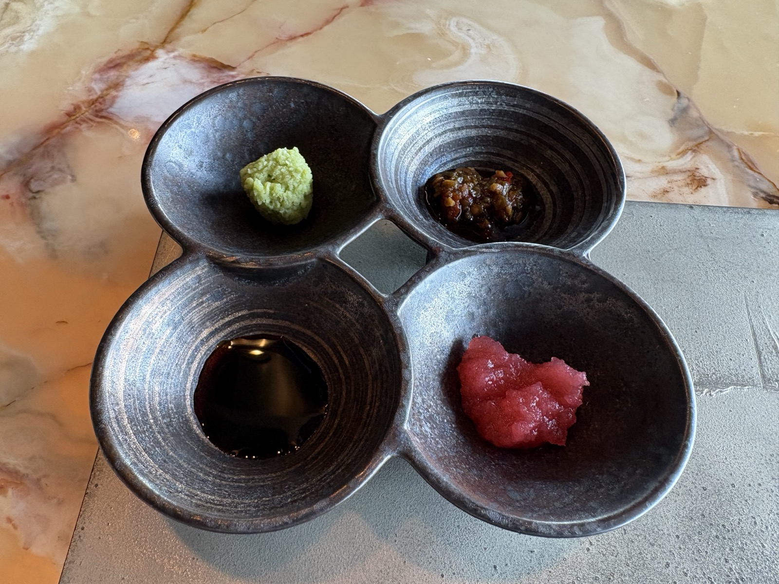 黒毛和牛に添えられた薬味4種