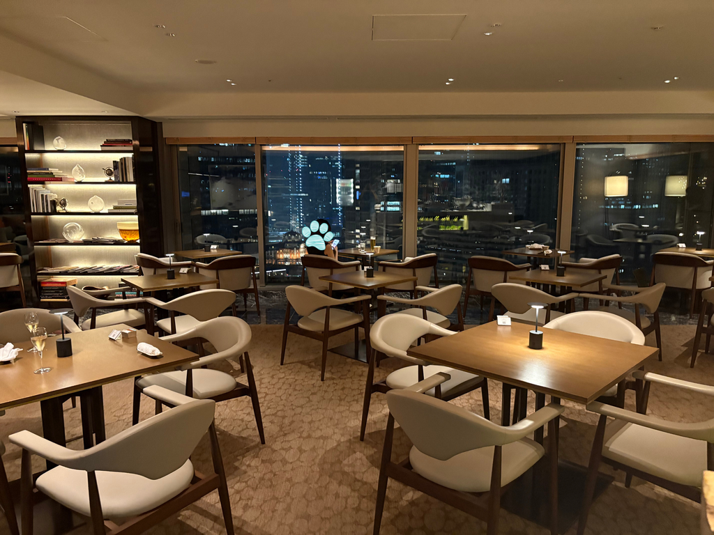 夜のクラブラウンジ。窓の外に丸の内の夜景が広がる