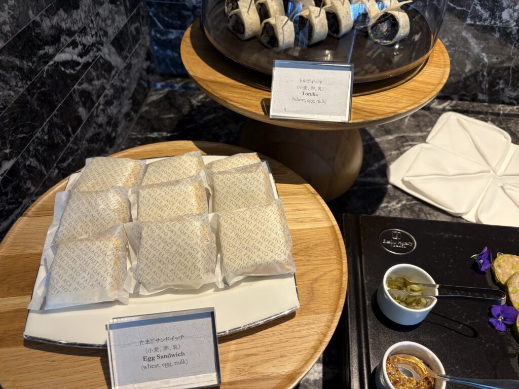 クラブラウンジのたまごサンドイッチ。PALACE HOTEL TOKYOの柄の紙に包まれている