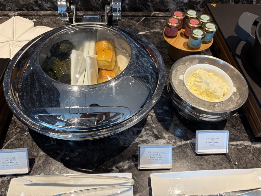 クラブラウンジのスコーンとクロテッドクリーム