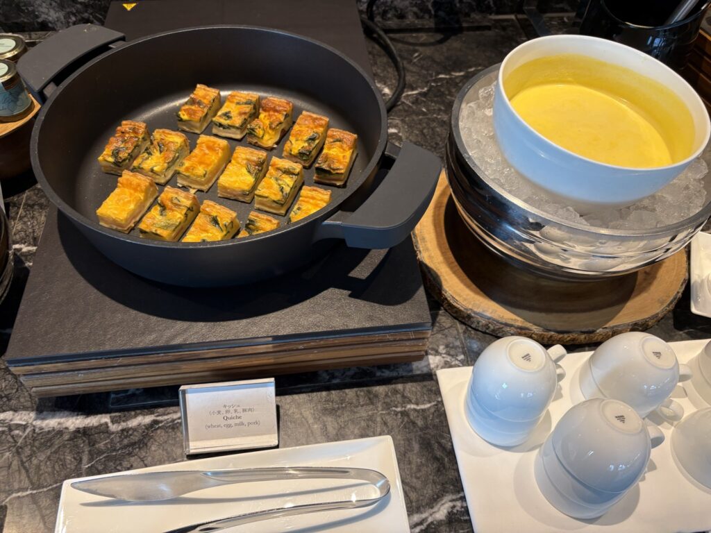 クラブラウンジのキッシュと冷たいスープ