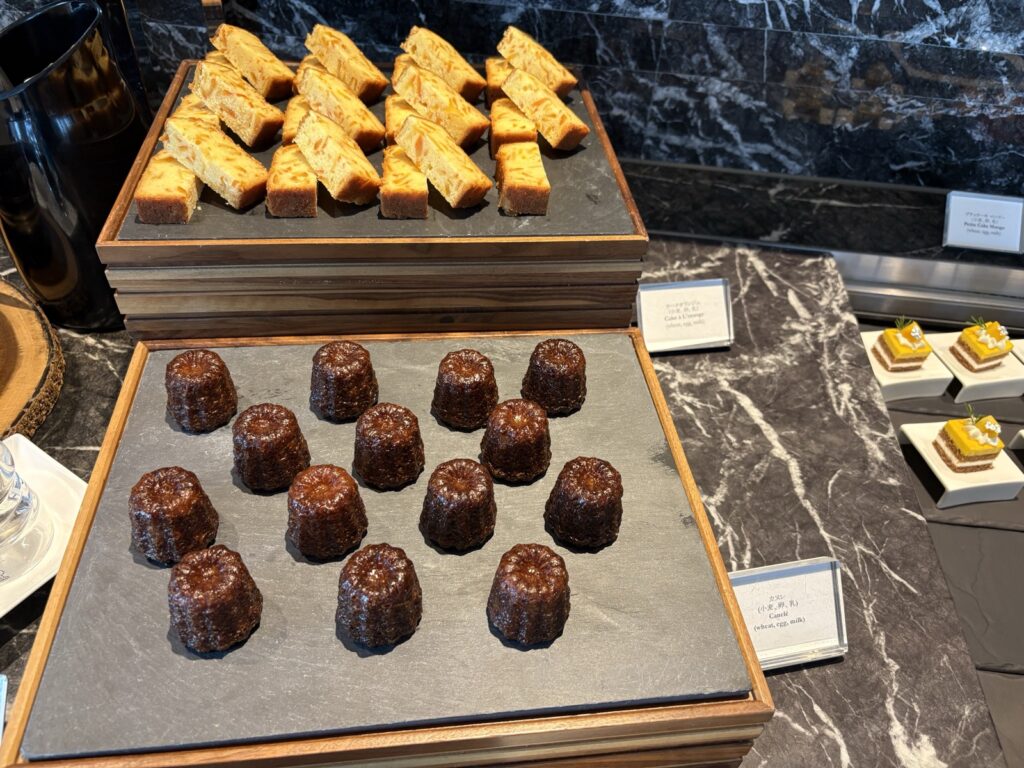 クラブラウンジのカヌレとパウンドケーキ