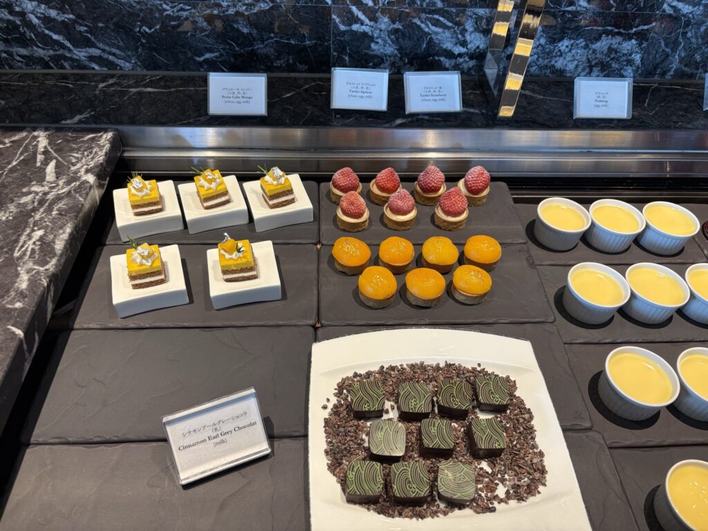 クラブラウンジのケーキとプリン、チョコレート