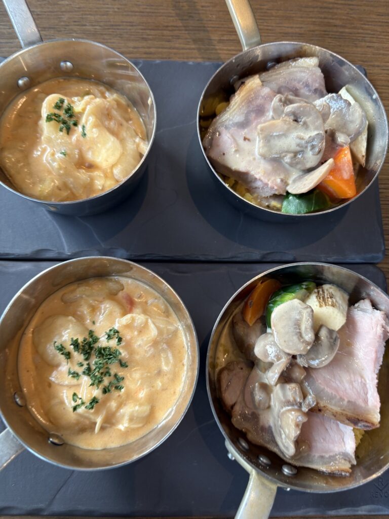 小鍋で提供されたポテトのグラタンと肉料理