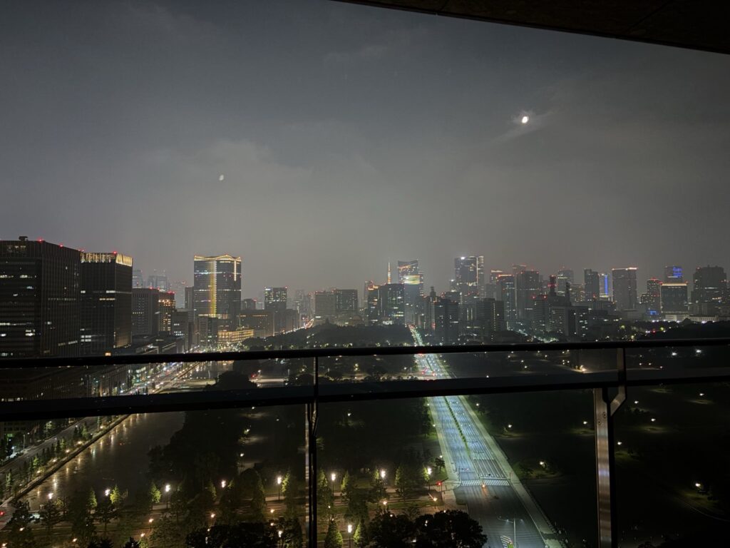 バルコニーから見た丸の内の夜景と和田倉噴水公園のライトアップ