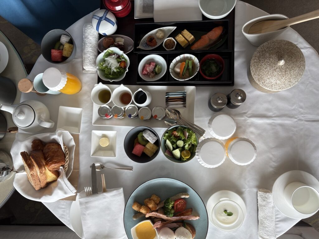 インルームダイニングの朝食。和食と洋食を1つずつ注文した