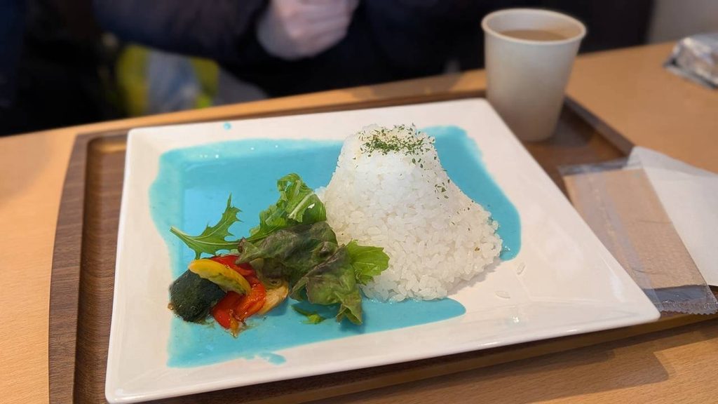 富士山五合目で食べた富士山カレー（青いソースと富士山型のライス）