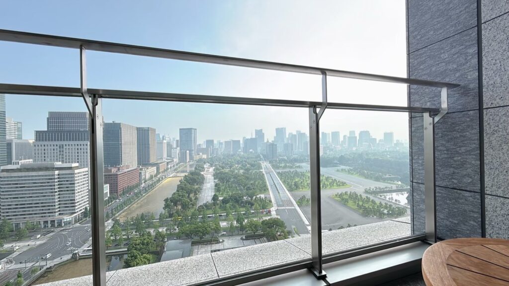 パレスホテル東京の客室バルコニーから見た和田倉噴水公園と皇居外苑
