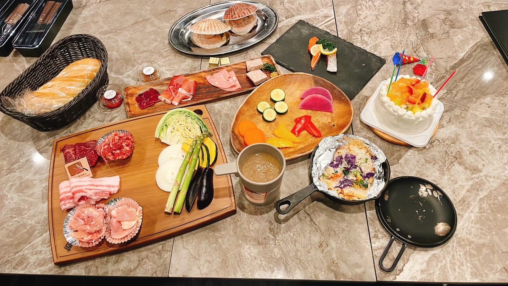 BBQプランの夕食一式とオプションの記念日ケーキ