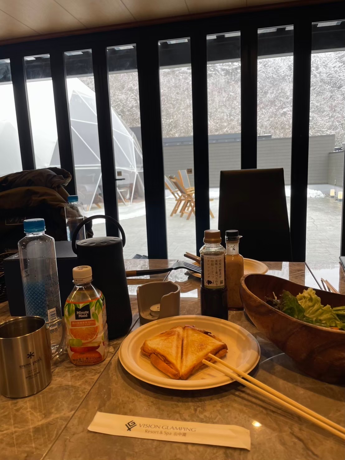 朝食のホットサンドとサラダ、山梨の野菜ドレッシング