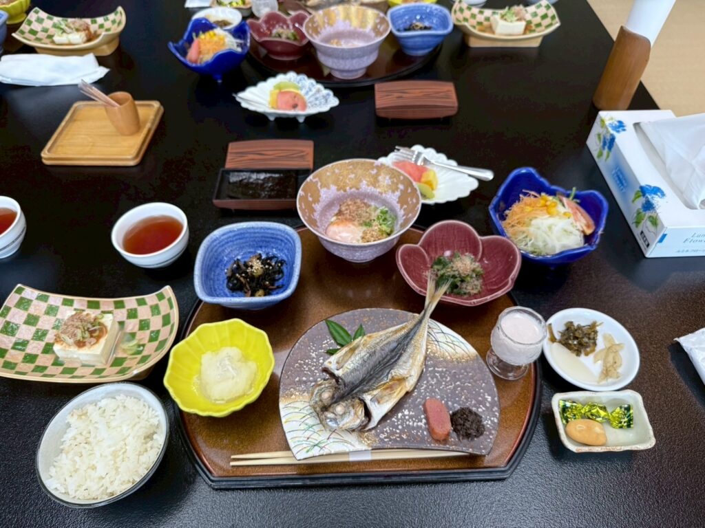 湯楽亭の朝食 鯵のひらきと小鉢が並ぶ