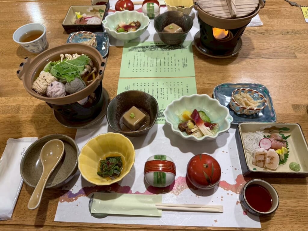 立山高原ホテルの夕食（小鍋2つ・お造り・小鉢が並ぶ和食）