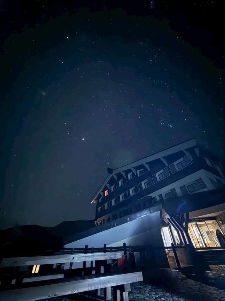 朝3時の星空と立山高原ホテルの外観（iPhoneのナイトモードで撮影）